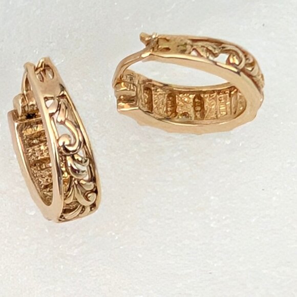 Small gold and silver huggie oval hoop earrings - Picture 6 of 11